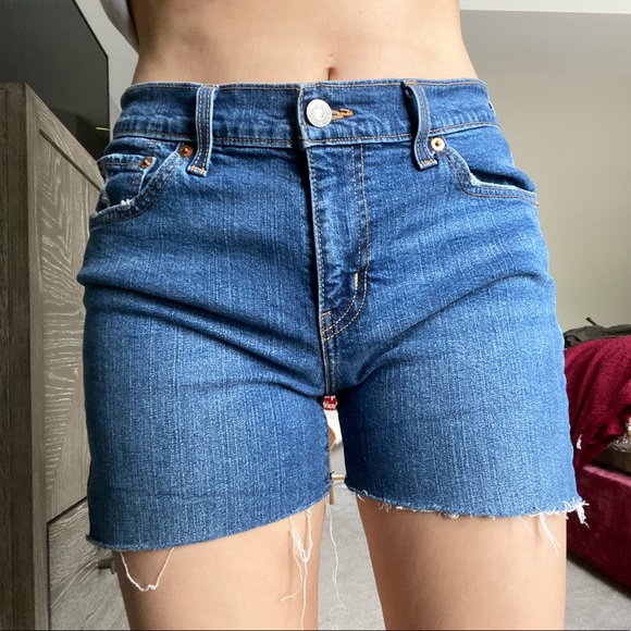 SOLD ❤️ Levi’s Boyfriend shorts - Picture 2 of 4